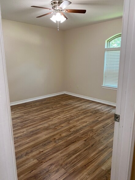 Building Photo - 6014 Castle Oaks