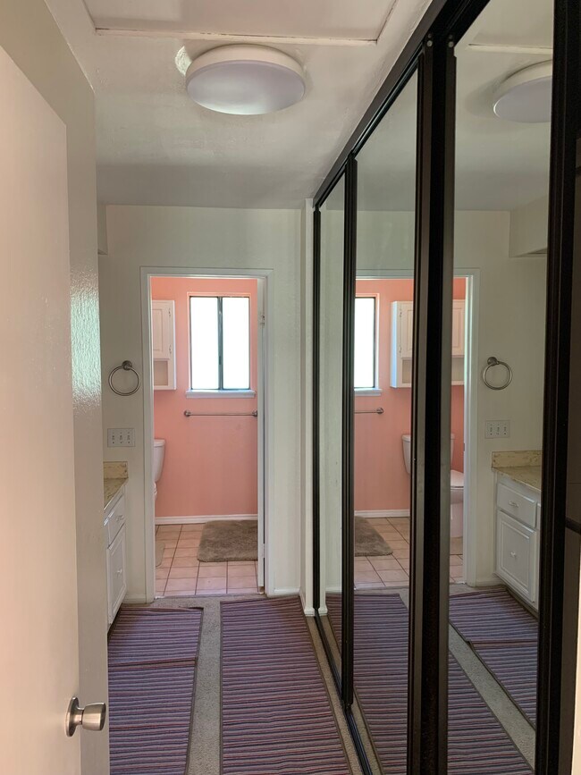 Building Photo - 10021 Paseo Montril