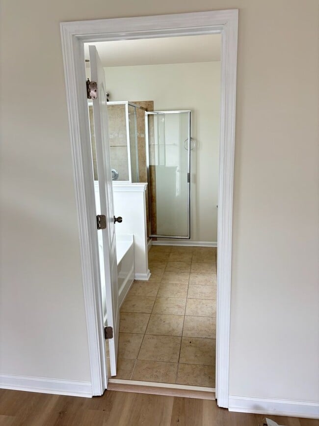 Building Photo - Renovated 3Bd, 2.5Ba End Unit Lake Norman Townhome with Fenced-in Yard and 1 Car Garage Coming Soon