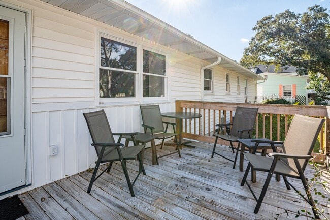 Building Photo - FURNISHED SHORT OR LONG-TERM BEACH HOME NOW AVAILABLE