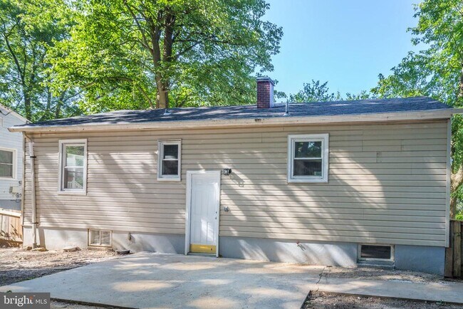 Building Photo - 3205 Henderson Ave