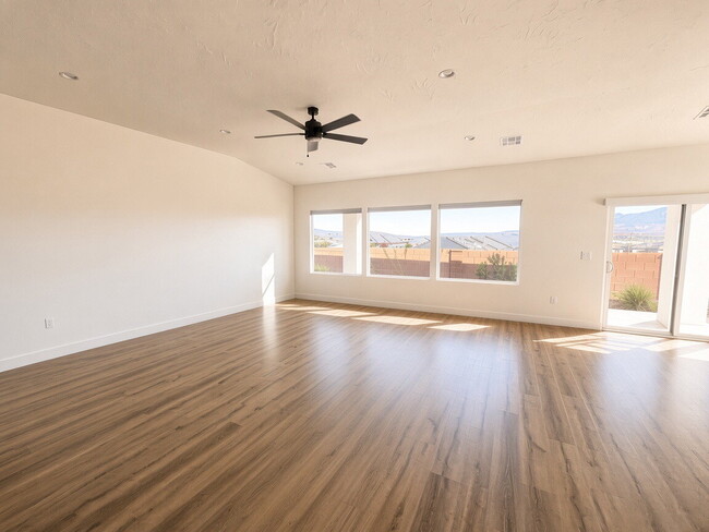 Building Photo - Unobstructed views of Pine Mountain on corner lot.