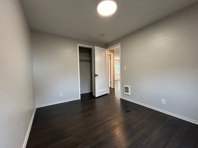 Building Photo - Updated Charmer