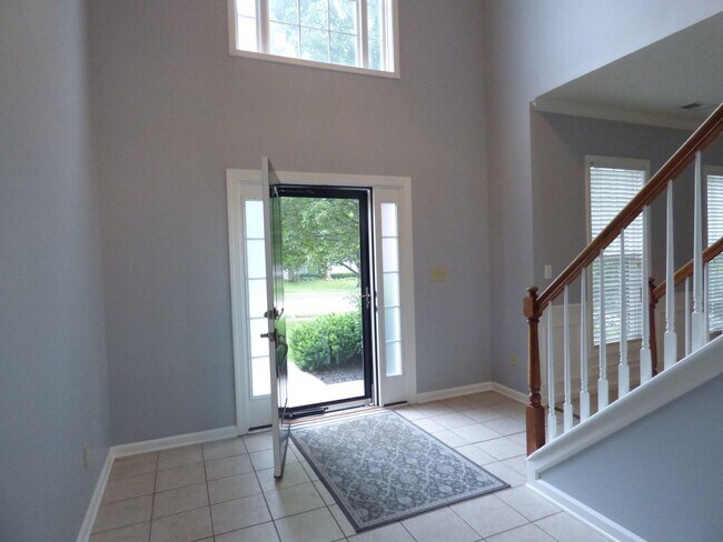 Building Photo - Lovely, Spacious 4 BR House! Vaulted Ceili...