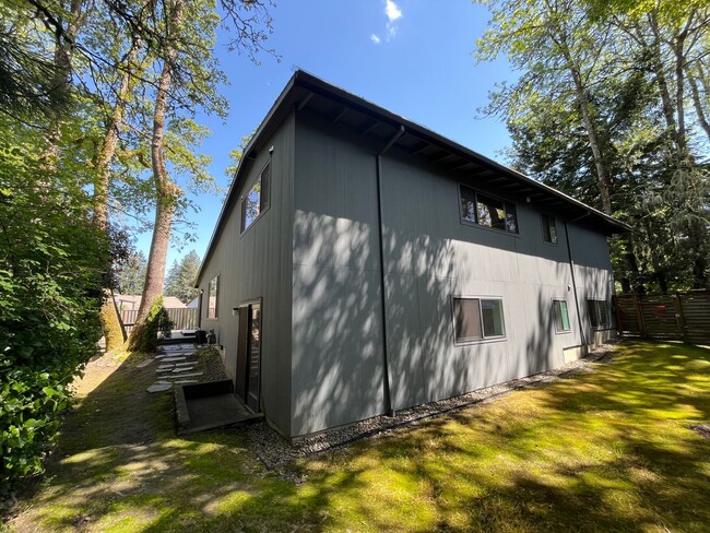 Building Photo - Midcentury modern 4-bedroom, 3-bathroom ho...