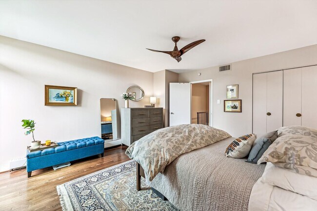 Building Photo - Chic Two-Level Condo in Prime SW Waterfront Location
