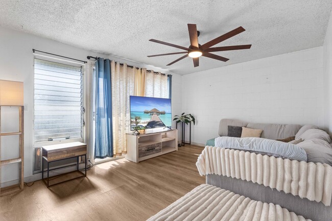 Building Photo - Spacious 3-Bedroom Townhome Across from Pearlridge – Available April 5