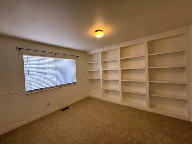 Building Photo - 4788 Laurelglen Ln