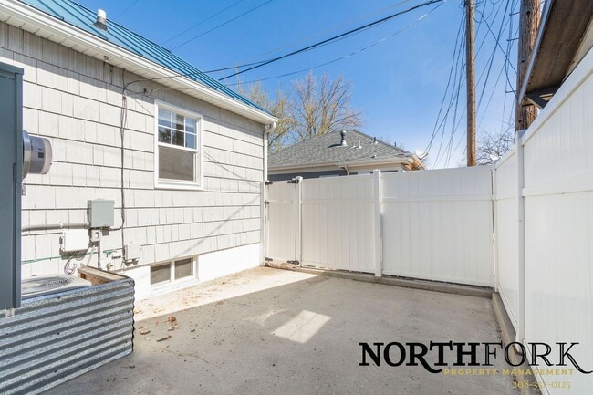 Building Photo - Cute North End Bungalow