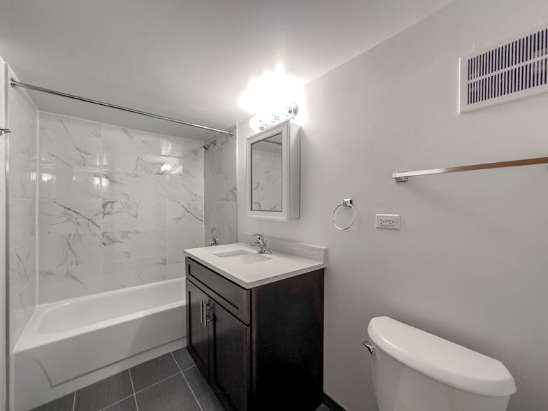 Building Photo - 3024 N Halsted St