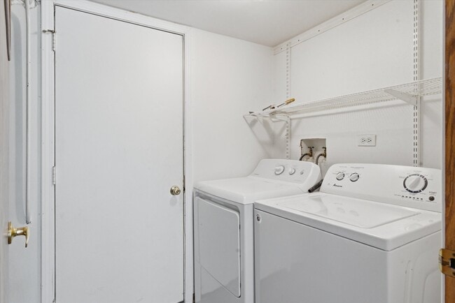 Building Photo - 15826 Farm Hill Dr