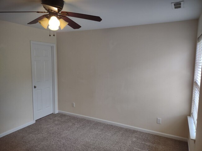 Building Photo - Beautiful move-in ready home located in th...