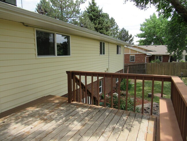 Building Photo - Spacious Bi Level home backing to open space
