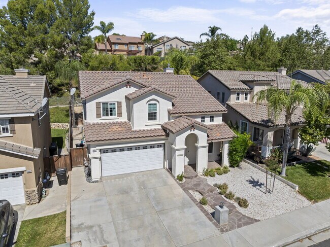 Building Photo - "Spacious 3-Bedroom Retreat with Modern Co...