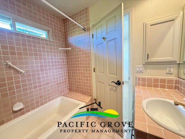 Building Photo - Updated 3 Bedroom in Pacific Grove!