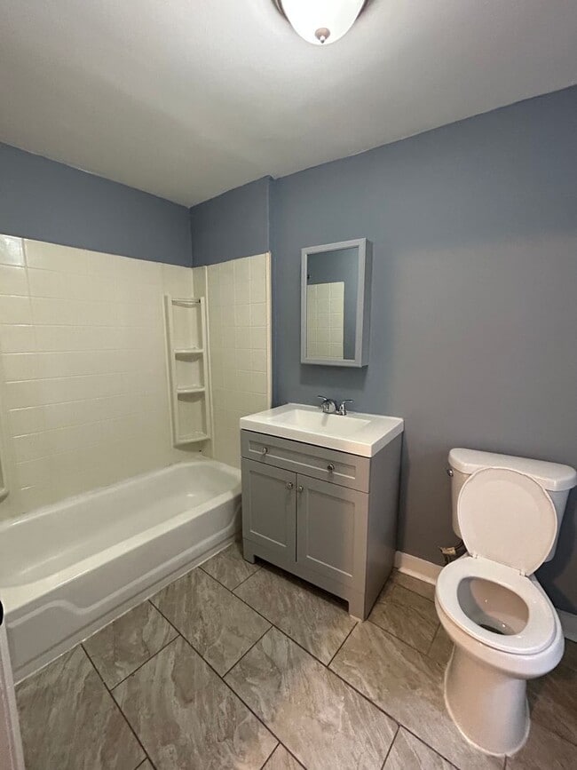 Building Photo - Studio/1 bedroom