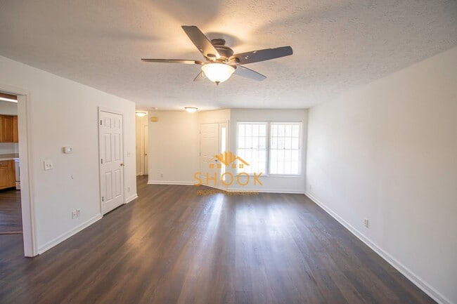 Building Photo - LARGE TOWNHOME - LOTS OF SPACE!
