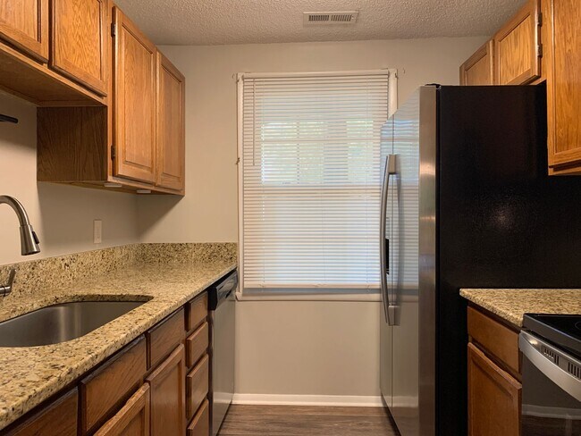 Building Photo - Renovated Raleigh Townhome Conveniently Lo...