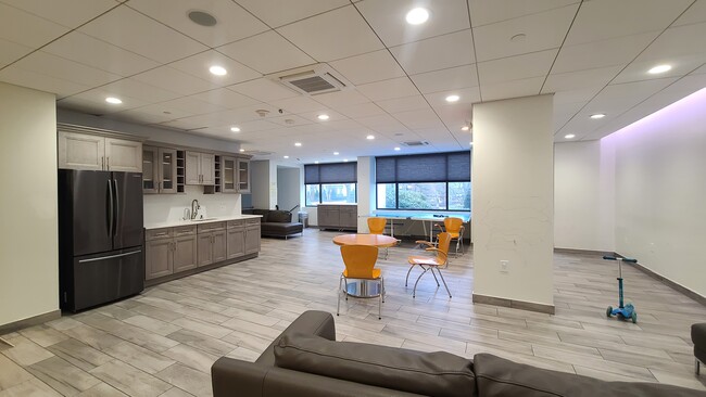 Building Photo - 45 River Dr S
