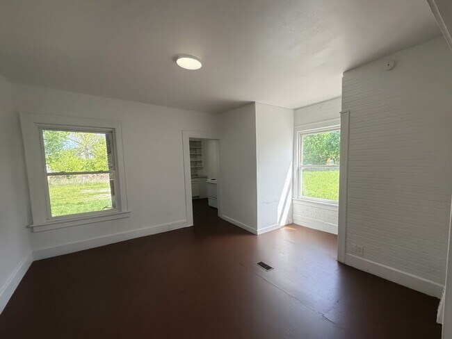Building Photo - 724 S Linden Ave