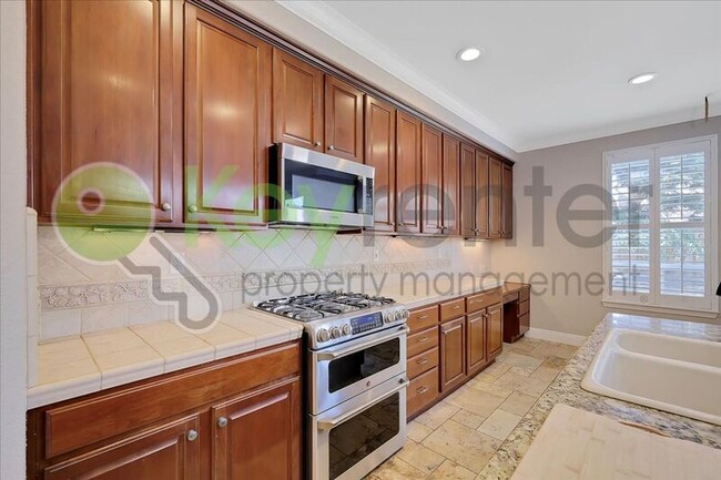 Building Photo - 6820 Cherry Ridge Cir