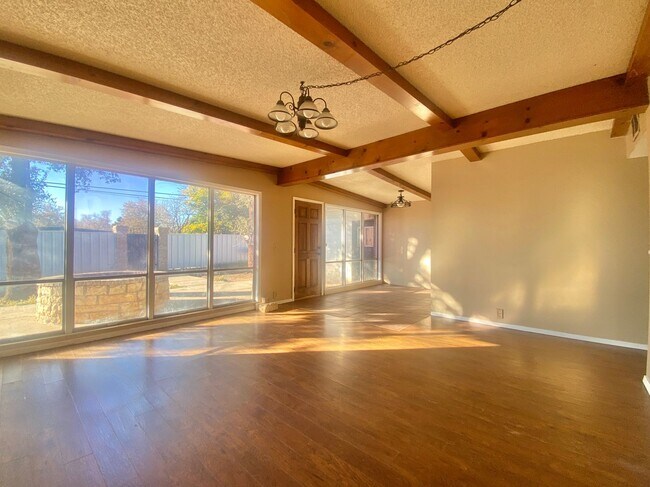 Building Photo - 3 bed 1 bath near WYCA now available