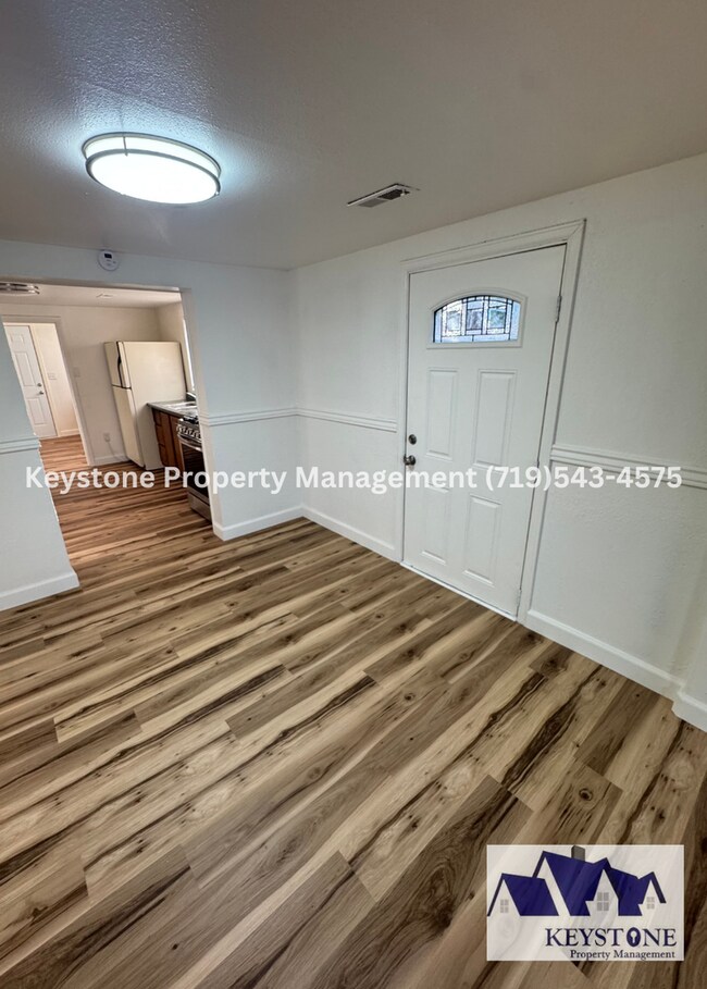 Building Photo - Fully Renovated Home 4+ bedrooms/2 Bathrooms $1550/$1550