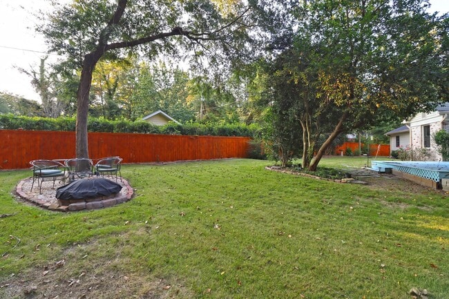 Building Photo - Updated 3 bedroom 2.5 bath home in Sherwood Forest