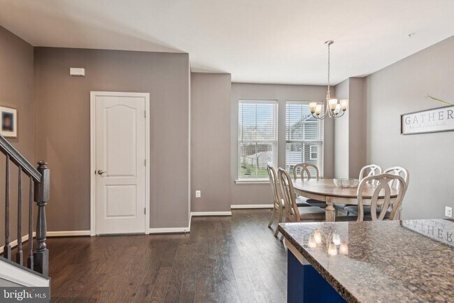 Building Photo - 1306 Hawk Hollow Dr