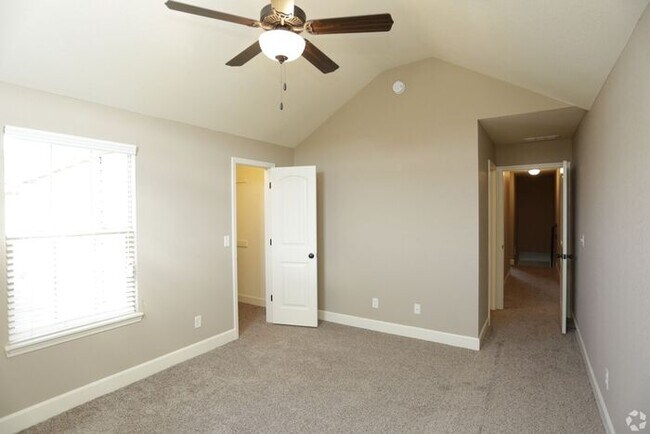 Building Photo - Eagle Creek Townhomes — Freshly Updated & Move-In Ready