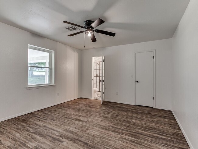 Building Photo - $300 0ff your move in for October 1st! All...