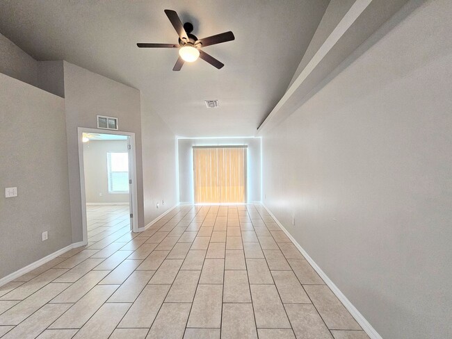 Building Photo - Like New  3 bedroom, 2bath 1 car garage