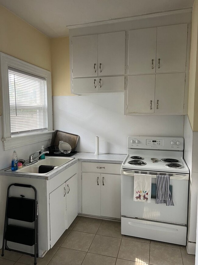 Building Photo - 2 bedroom Grid House for rent!
