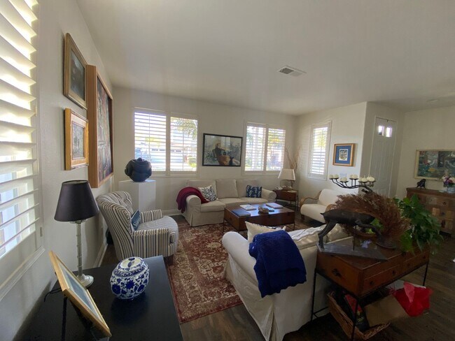 Building Photo - Beautiful 4 Bd/2.5bth within the Poinsettia Cove Community!