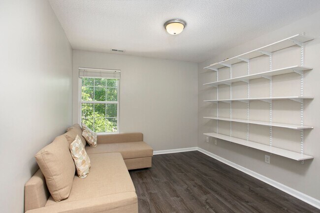 Building Photo - 3 Bd / 2.5 Bth townhouse in SW Durham Aubu...