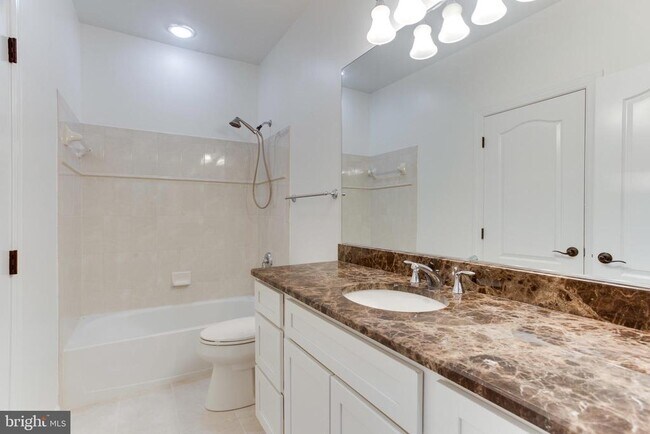 Building Photo - 18353 Fairway Oaks Square