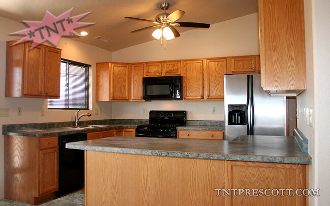 Building Photo - Home in Cliff Rose HOA ~ Winter Special!!