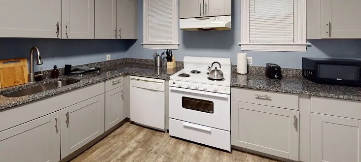 Building Photo - 101 1/2 Calumet St