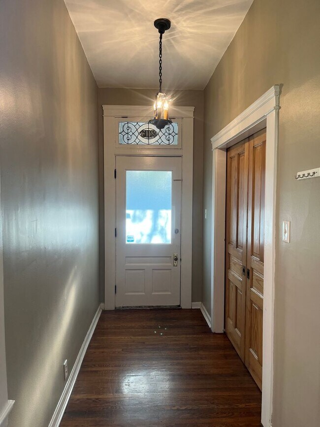 Building Photo - 2219 Scott St