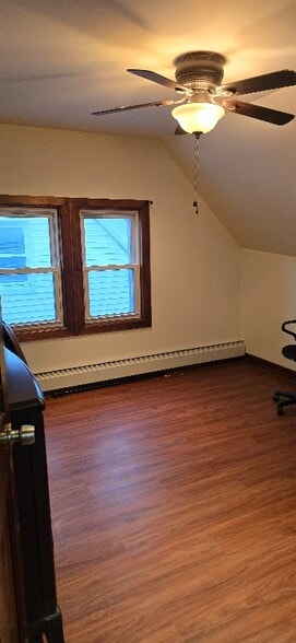 Building Photo - 400 E 7th St