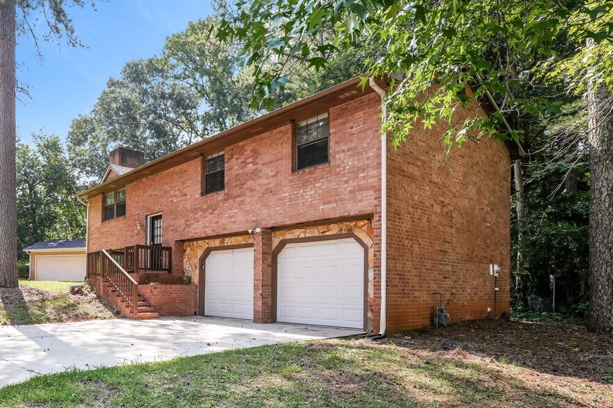 Building Photo - 1073 Cherokee Heights
