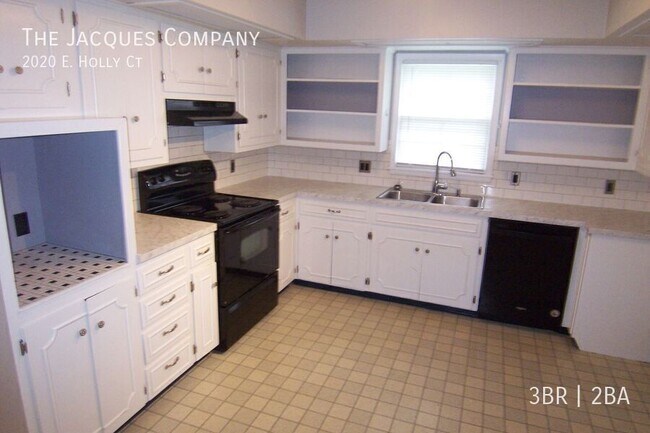Building Photo - 2020 E Holly Ct