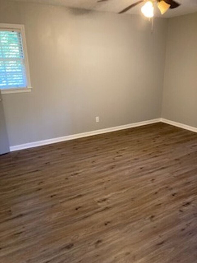 Building Photo - Newly Remodeled 3 Bed 2 Bath