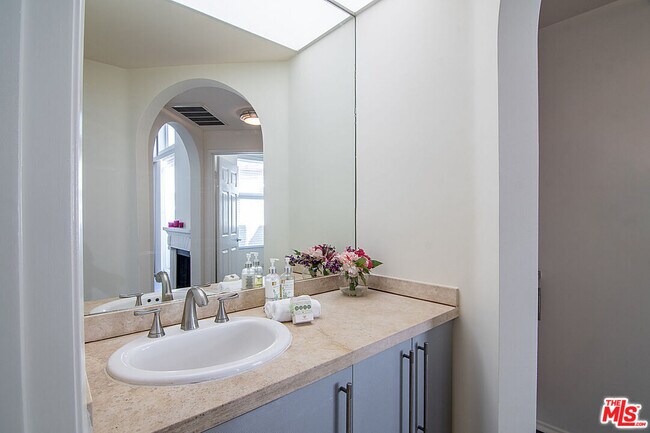 Building Photo - 620 S Gramercy Pl