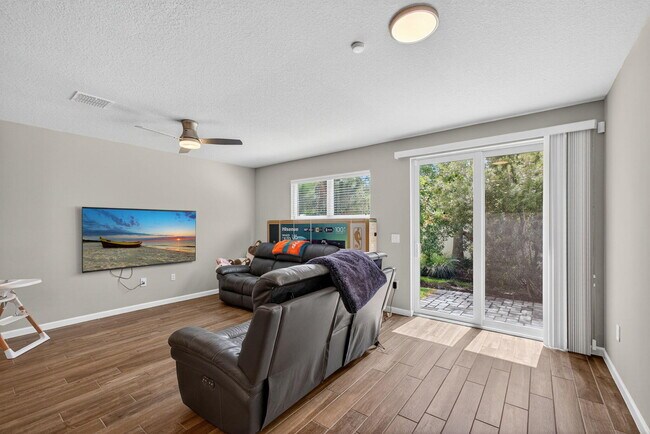 Building Photo - 392 SE Sea Hunt Wy