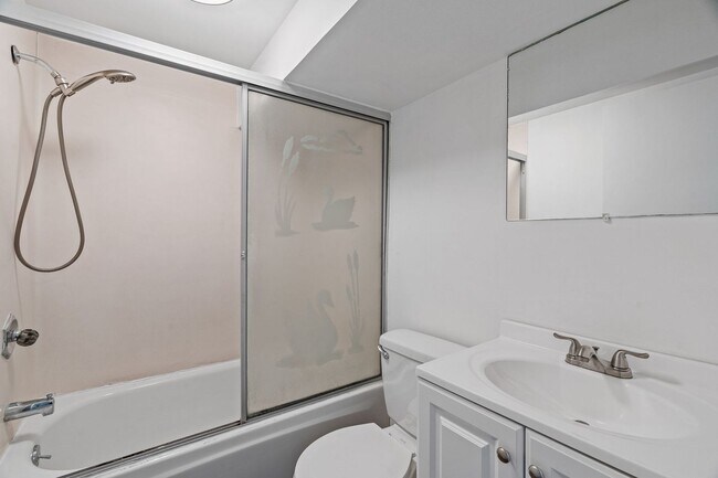 Building Photo - Spacious 4 Bed, 3 Bath Corner Lot Home!
