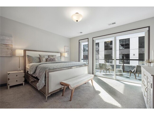 Building Photo - 253 Lake St E