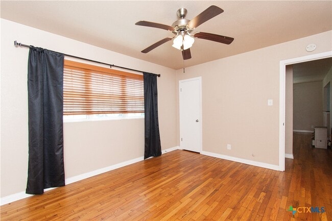 Building Photo - 2116 W Avenue D