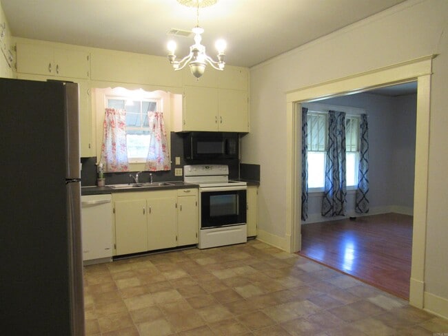 Building Photo - 405 E Main St