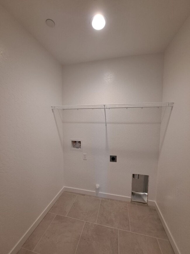 Building Photo - MOVE IN READY: Brand-New 2-Story Home with...